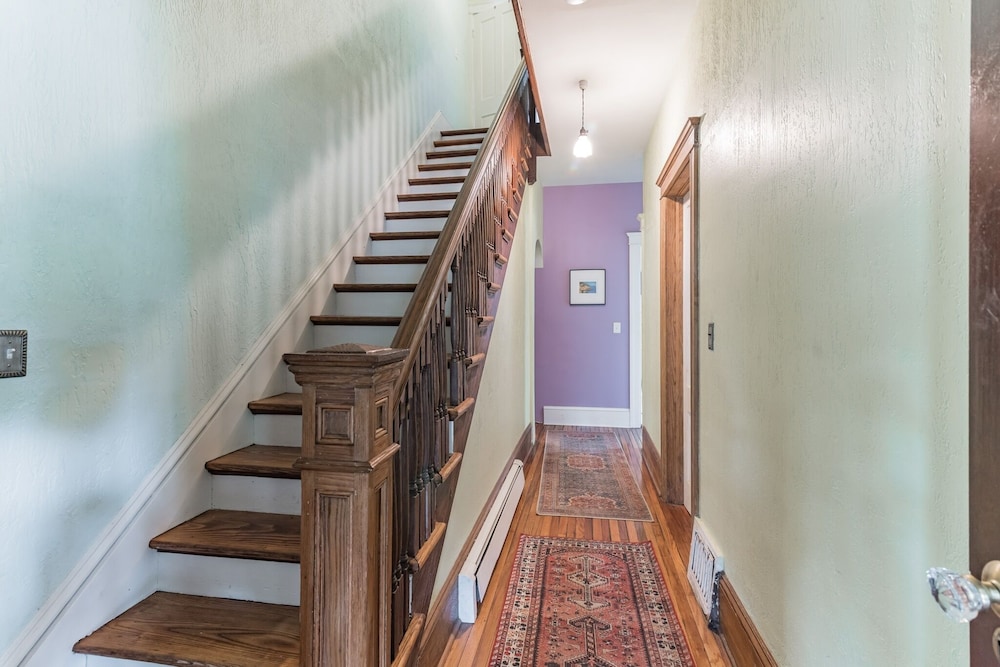 Spacious Victorian Home With Mountain Views And Lots Of Fun Extras!! 5 Bedroom Farmhouse by Redawning - Property Image 15