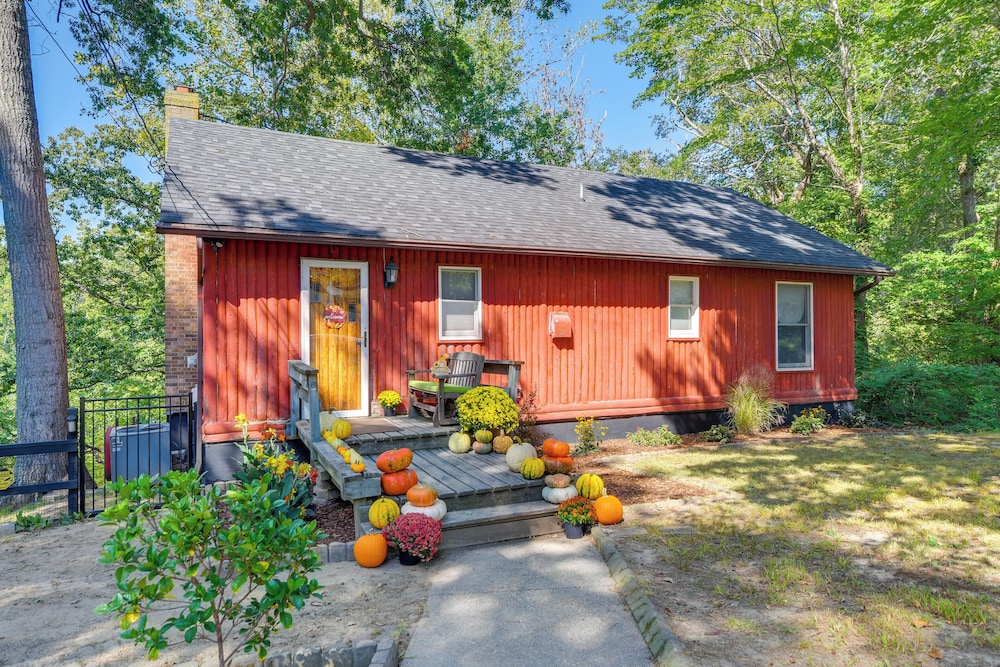 Lakefront Log Cabin Retreat w/ Hot tub + Kayaks!