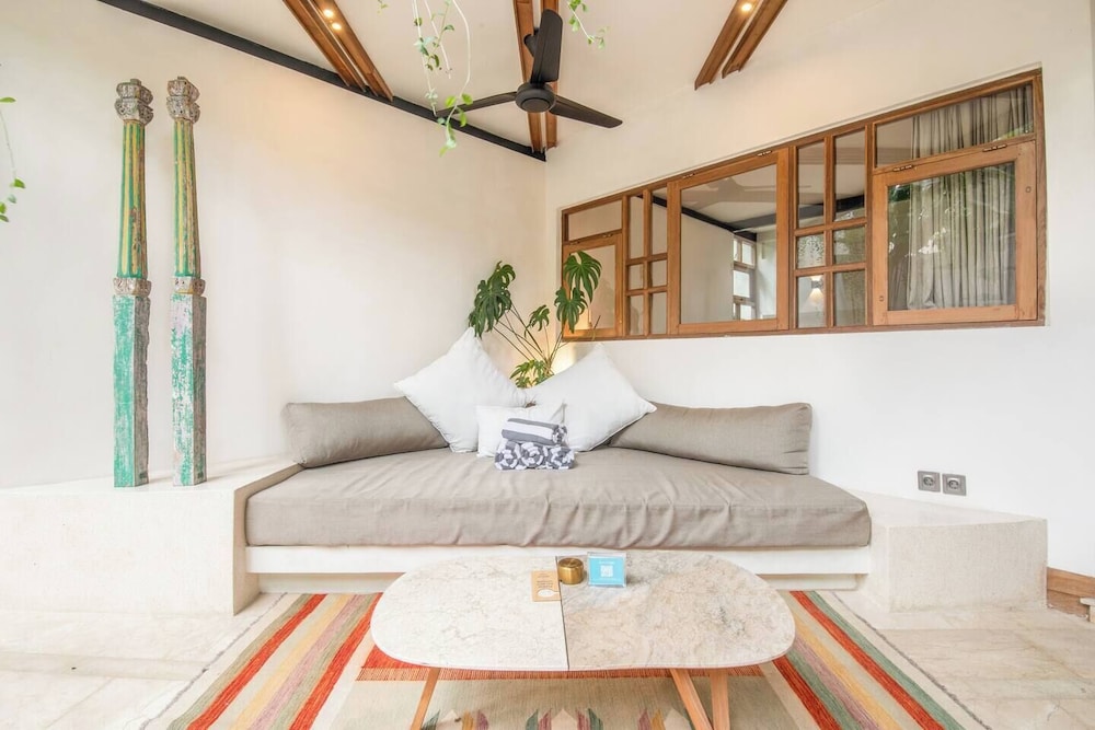 Modern 2-br Art Deco Villa, 800m From the Beach
