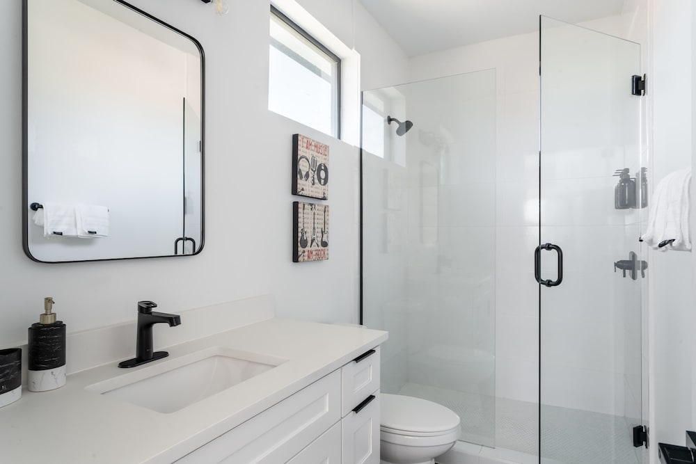 Upstay: Contemporary 2BR Retreat w Patio & BBQ