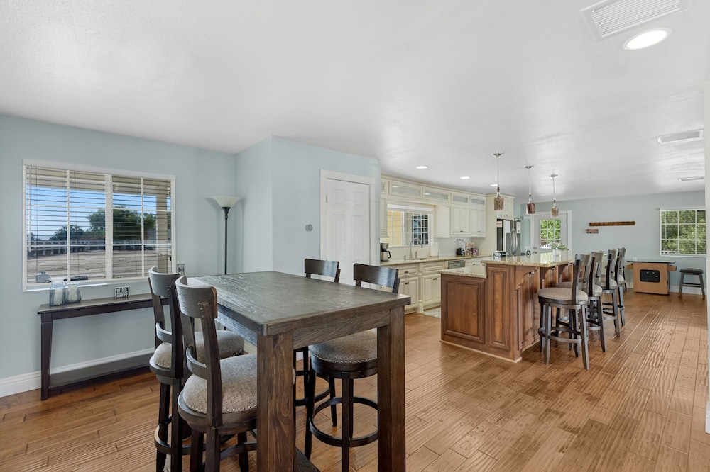 Wine Country Retreat Gorgeous Views Minutes to Wineries