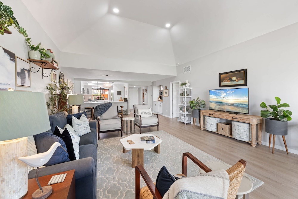 Designer Seville Condo w Golf Mountain Views