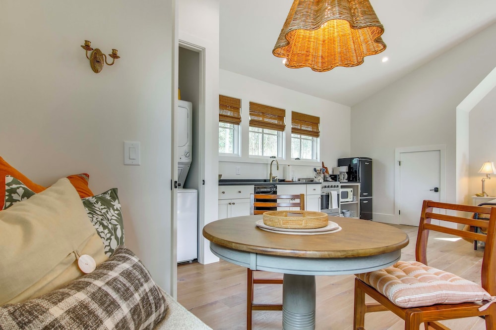 Modern Mountain-view Gem w/ Deck in Glenville
