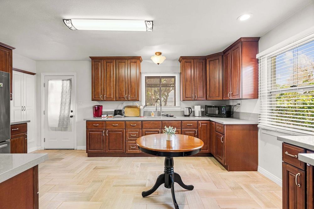 Spacious Retreat w Large Kitchen & Outdoor Patio