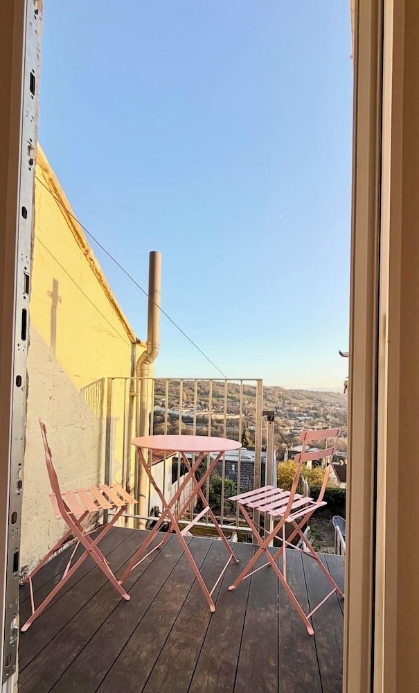 Garden apartment with balcony