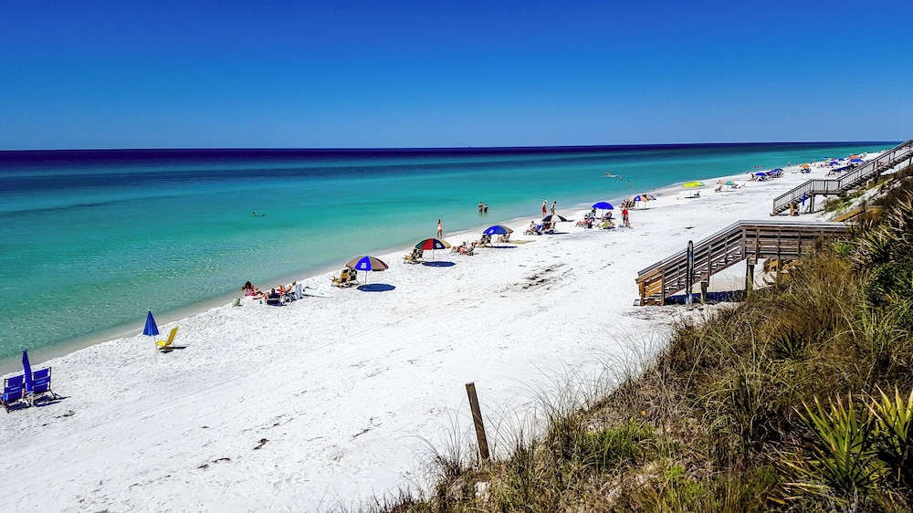 Stunning 4 Bd/4.5 BA - Free Wifi - Easy Walk to Beach