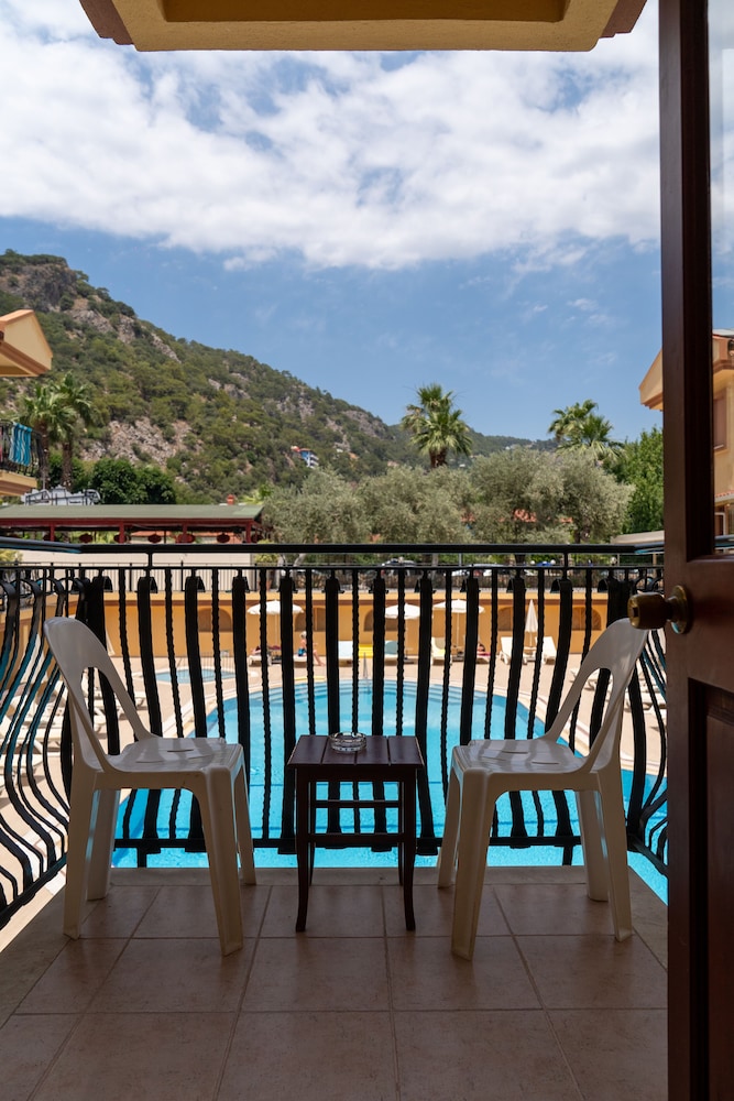 Belcehan Beach Hotel - Image 17