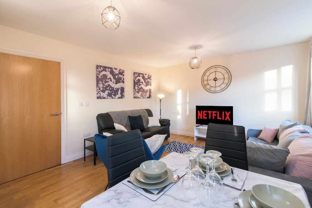 Apt - Sleeps 6 - Pets Ok - Parking