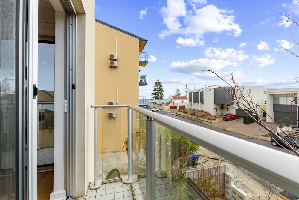 Stylish 2-bed Home Steps From Henley Beach