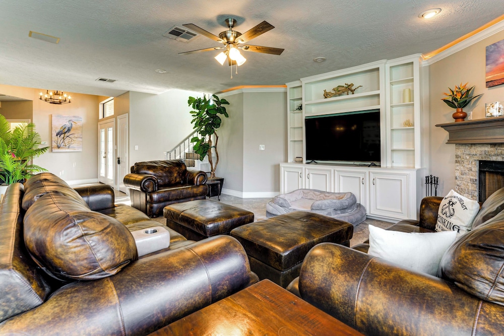 Waterfront Lake Conroe Home w/ Pool Access!