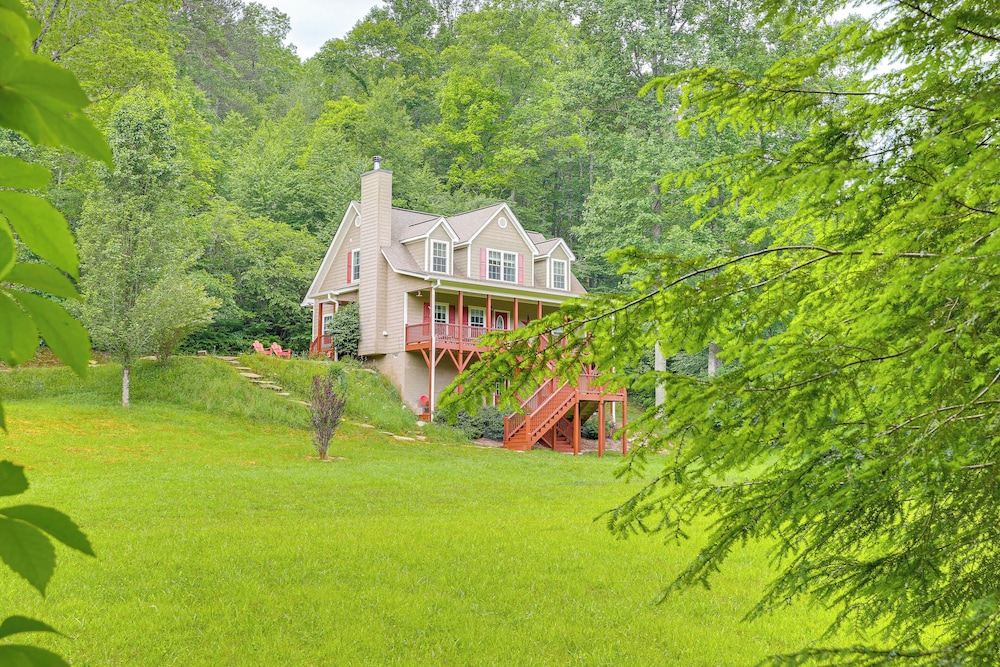 Hammocks & Forest Views: Creekside Murphy Retreat view 2