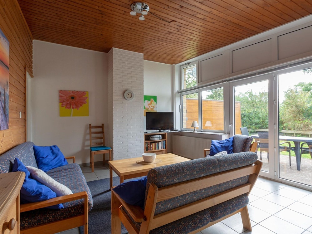 Cozy Bungalow With Patio