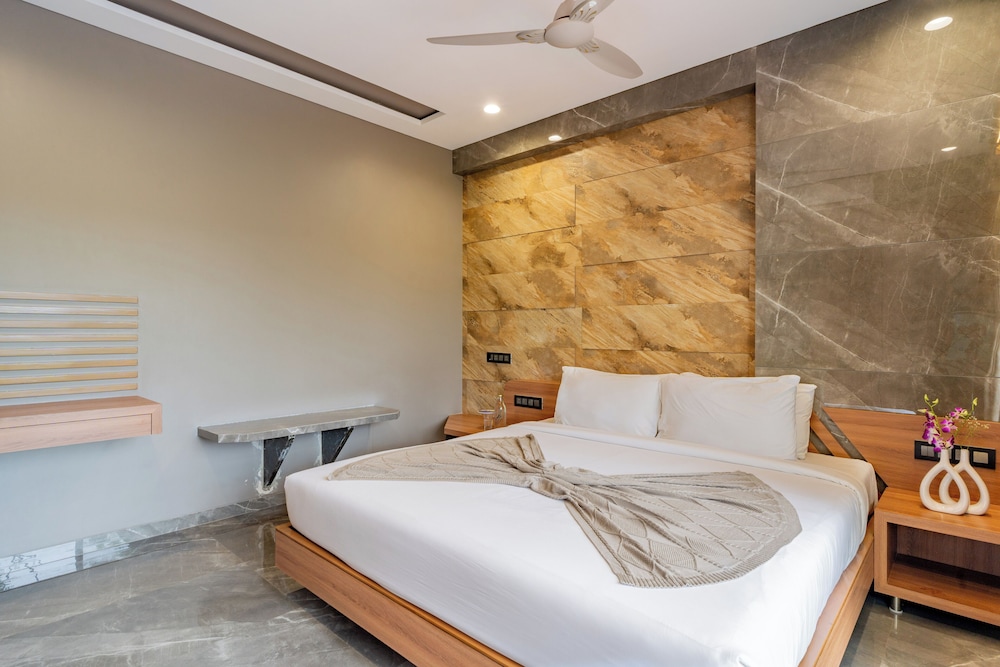Alaya Stays - Imperial Calista 4BHK near Khandala Hills