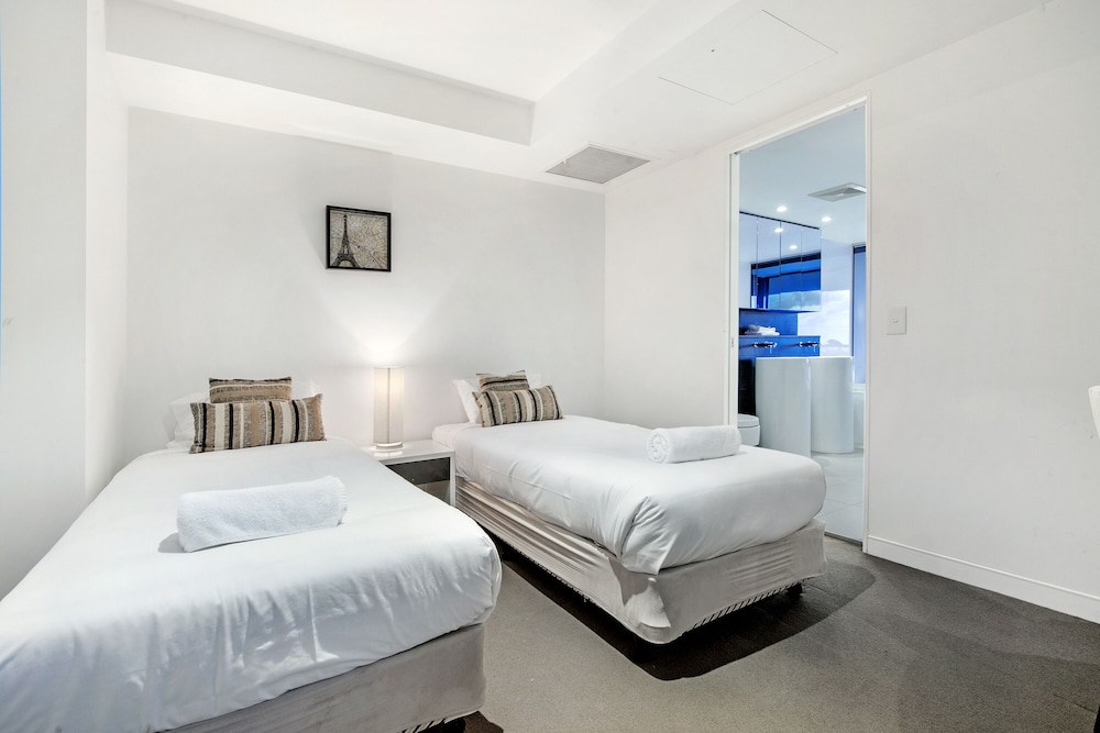 Oracle Broadbeach Apartments view 4