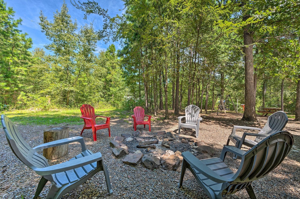 Cabin w/ Hot Tub & Games, 4 Mi to Beavers Bend! view 3