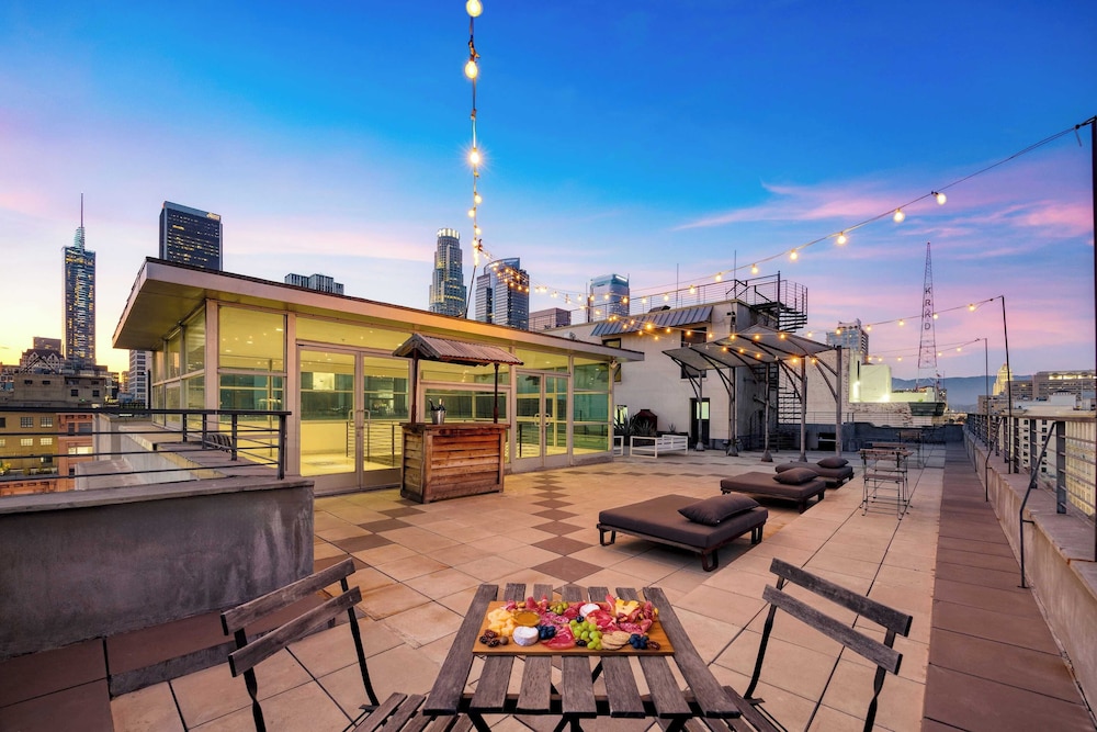 Skyline Lofts by Avantstay: a Multi-level Industrial-chic Retreat in Dtla With Rooftop Views, Soaring Ceilings & Steps to Dining, Music & Culture