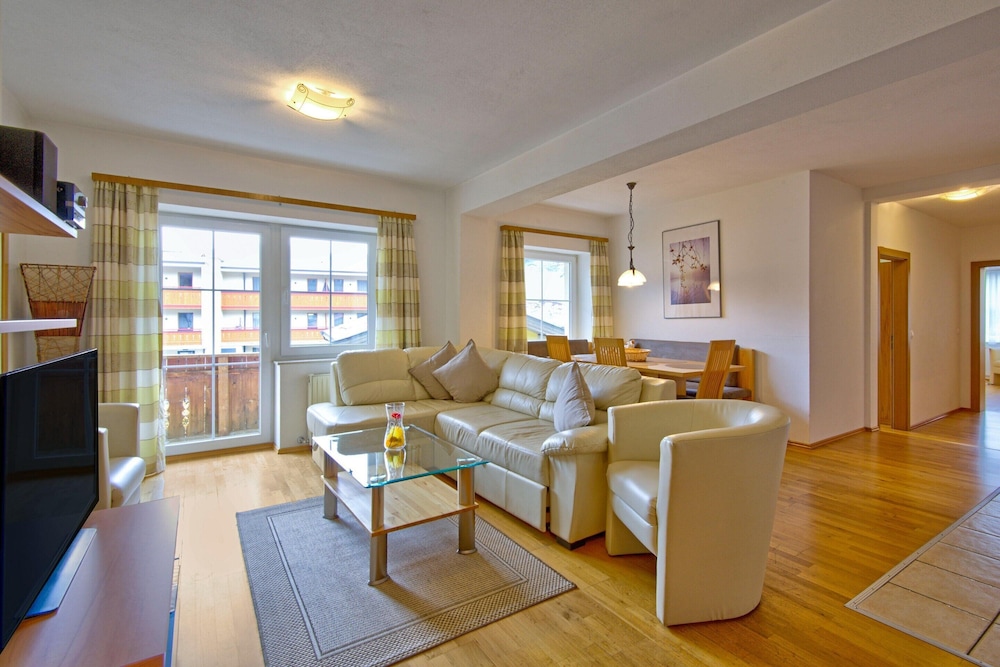 Tranquil Mountain Stay, Central & Sunny