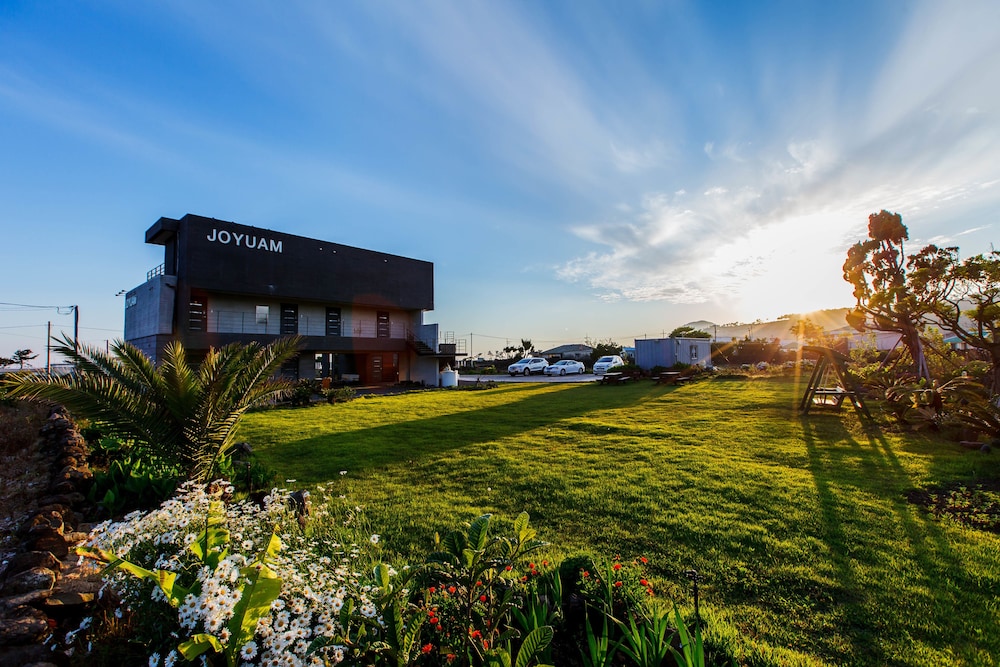 Hotel Joyuam Pension - Image 1