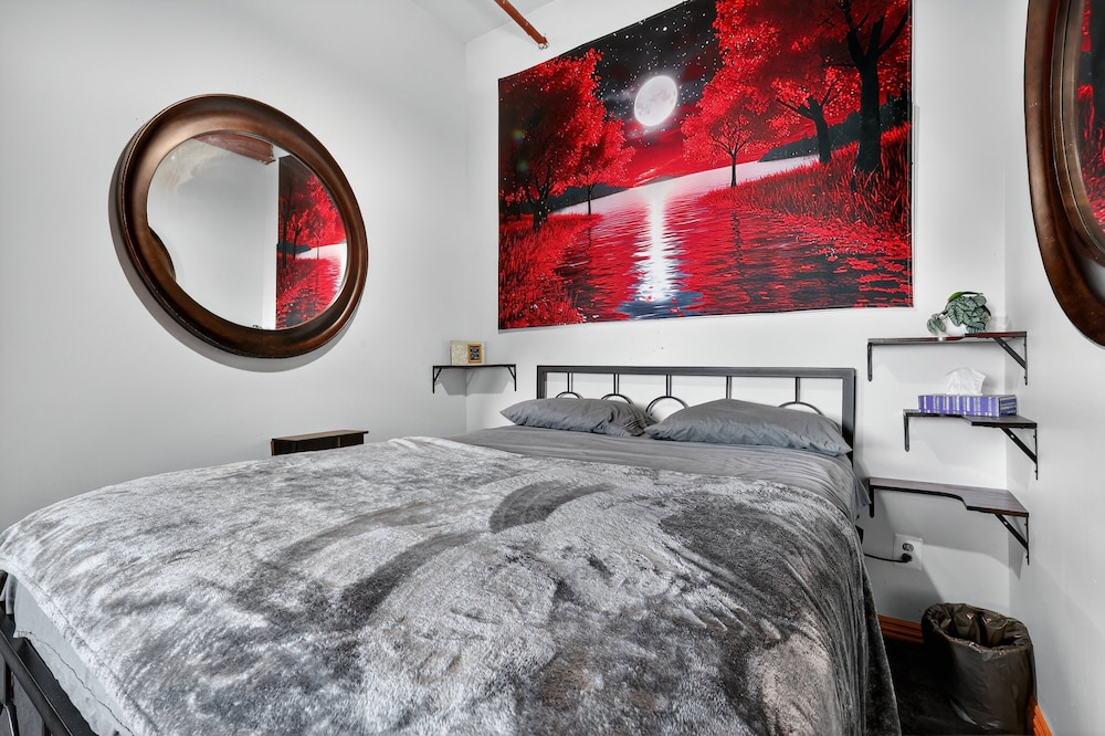 Beautiful 'rose Themed' Loft Near Downtown Detroit 1 Bedroom Apts
