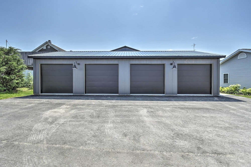 Elkhart Lake Townhome - 20 Mi to Sheboygan!