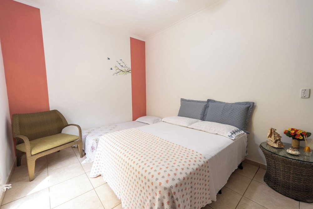 Casa com rea Gourmet e Quintal a 200 m da Praia