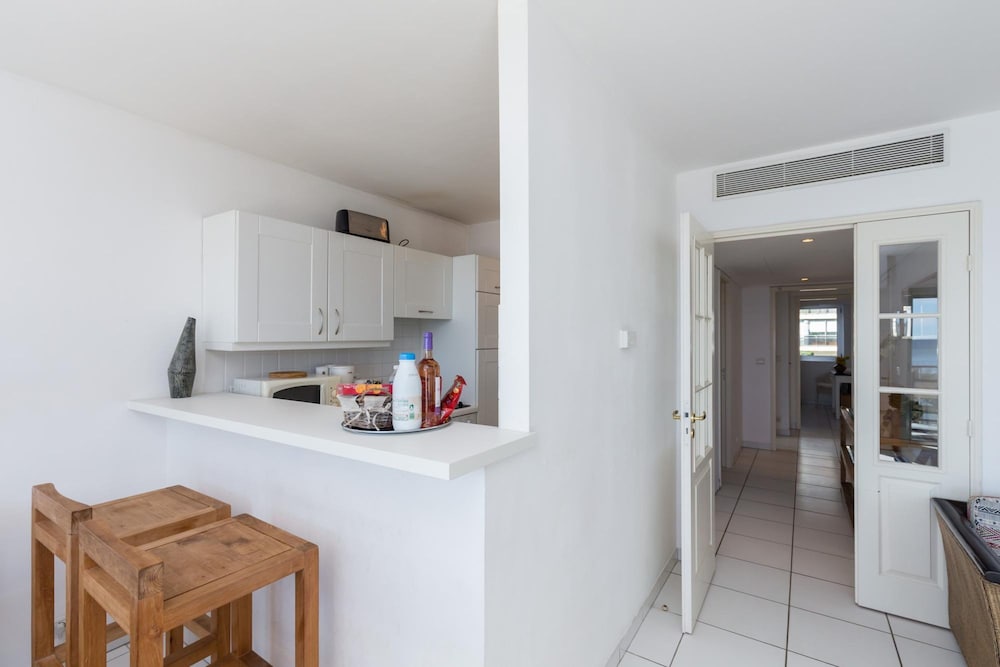 Bright two Bedroomed Apartment on the Beach in Cannes With Huge Terrace With Fabulous sea Views - 2001
