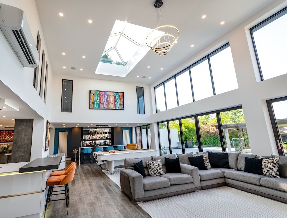 5 Bed Villa-sleeps 10-hot Tub-bar & Pool Table