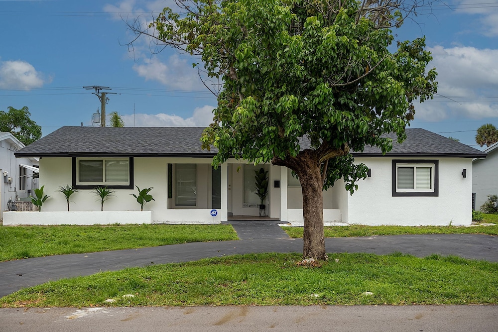 Dreamy 4BR Getaway w Private Pool Luxe Patio in Miramar