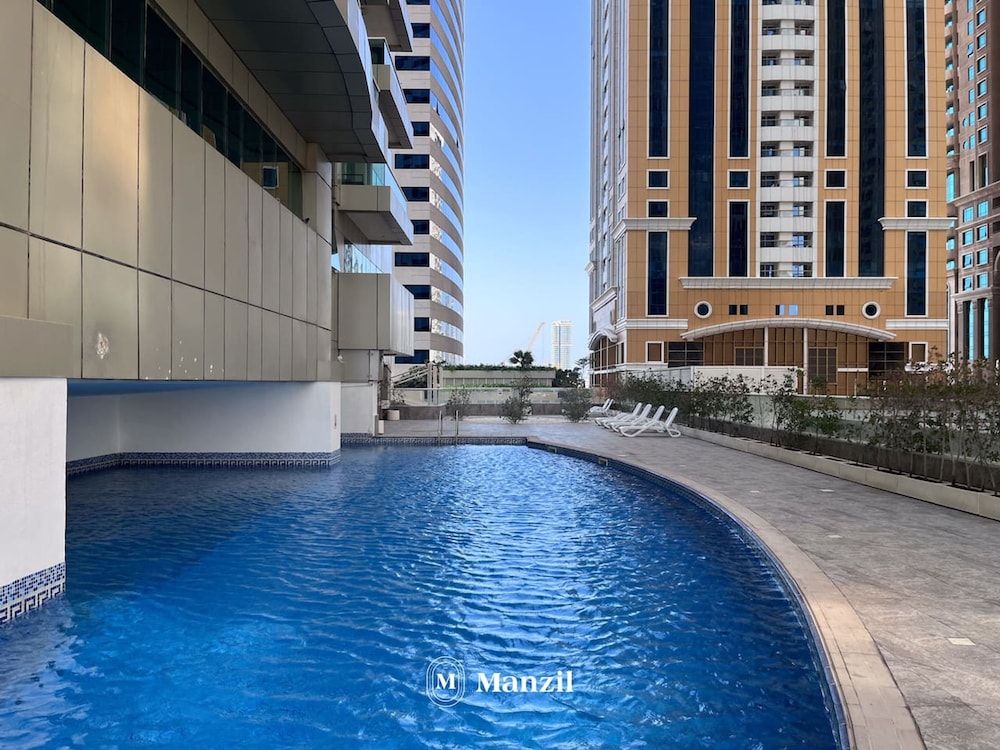 Luxury 1BR in Marina High-rise Living With Views