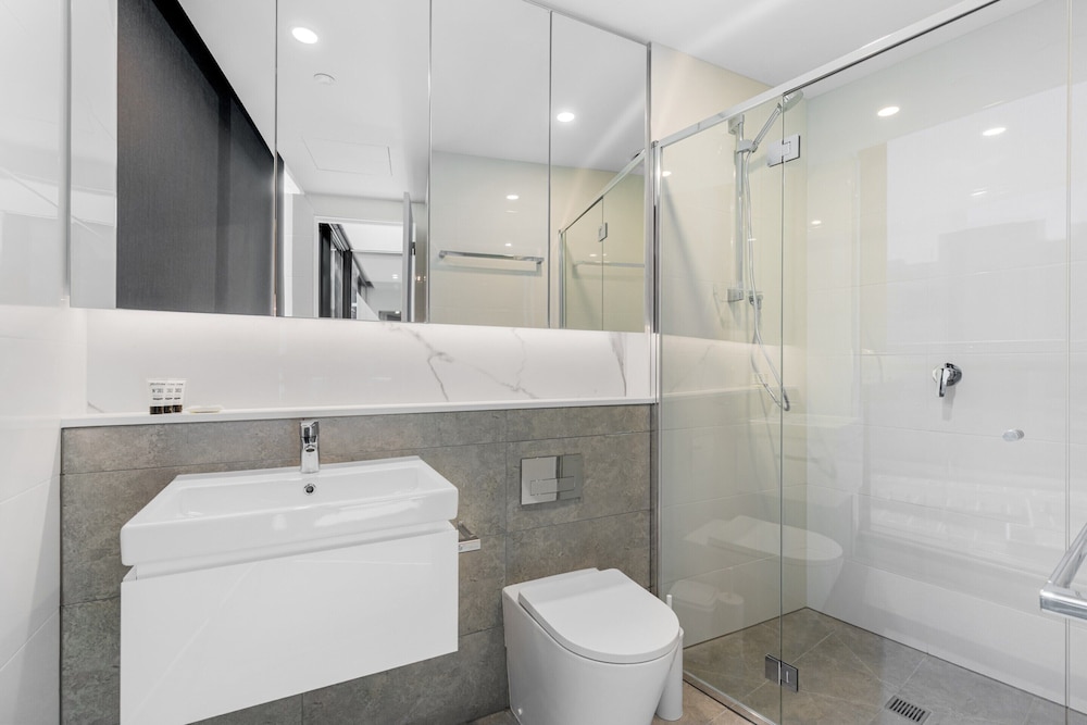 Remarkable 3-bed With City Views & Swimming Pool