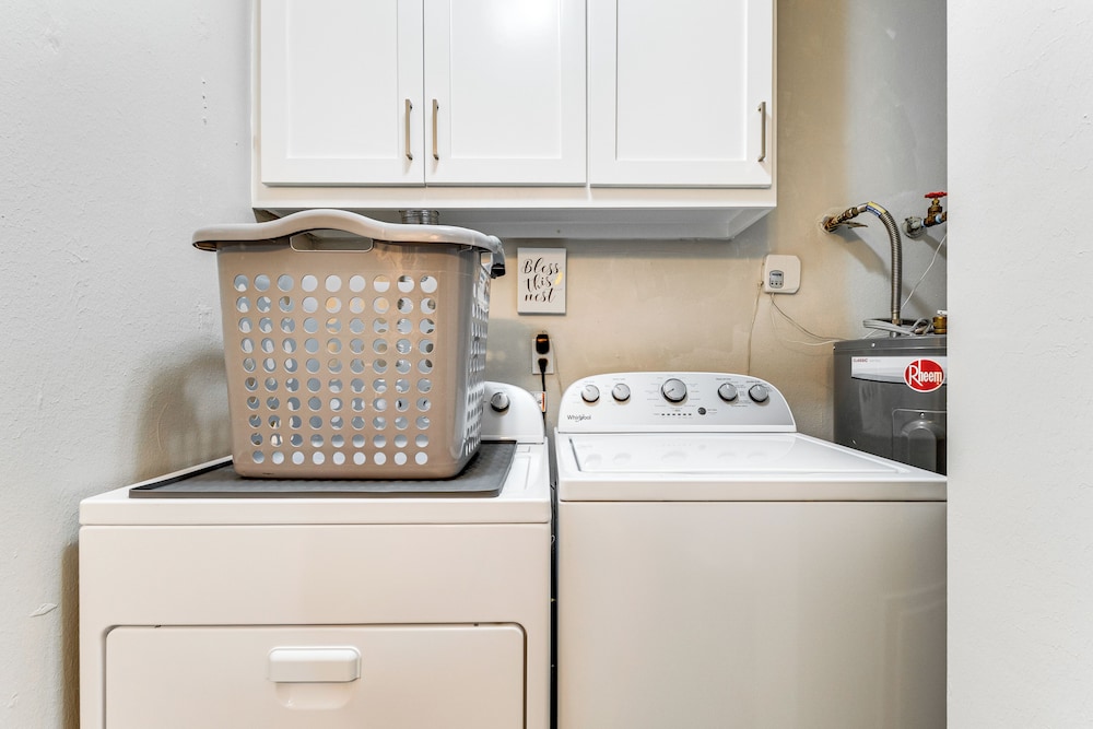 2 Mi to Texas A&m: Pet-friendly Duplex w/ Yard!