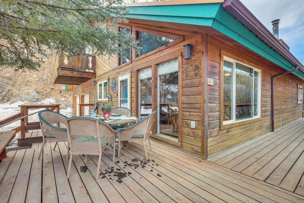 Walk to Main St: 'mountain Creek Home' w/ Chiminea