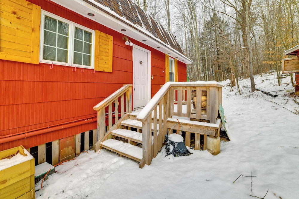 Mtn-view Deck & Grill: Creekside Catskills Cabin!