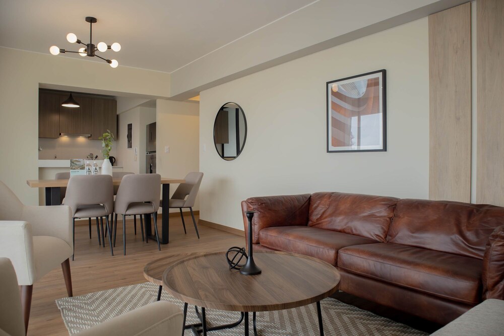 w Modern 3BR w Balcony Near Kennedy Park