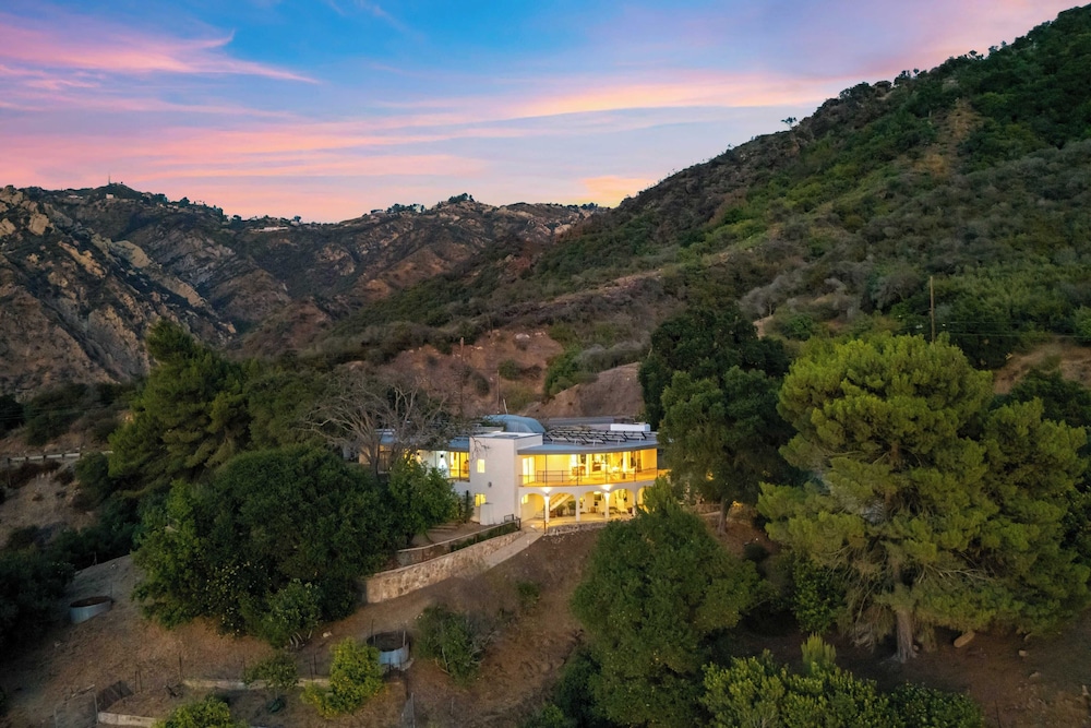 Sleeps 10, Luxe 2 Homes Malibu Hills Retreat Cielo Estate by Avantstay