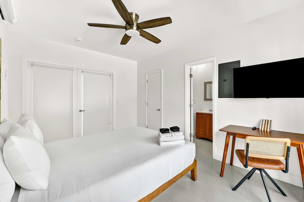Sleek Kitchenette Queen Bed