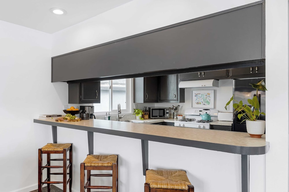 Topside Newport Rooftop Balcony + Ocean Views + Walk to Pier, Marina Village