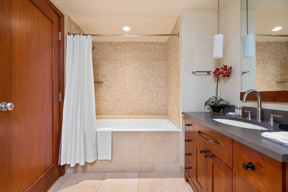 Beachfront Condo at Beach Villas at Ko Olina Hale Hoaloha by Avantstay