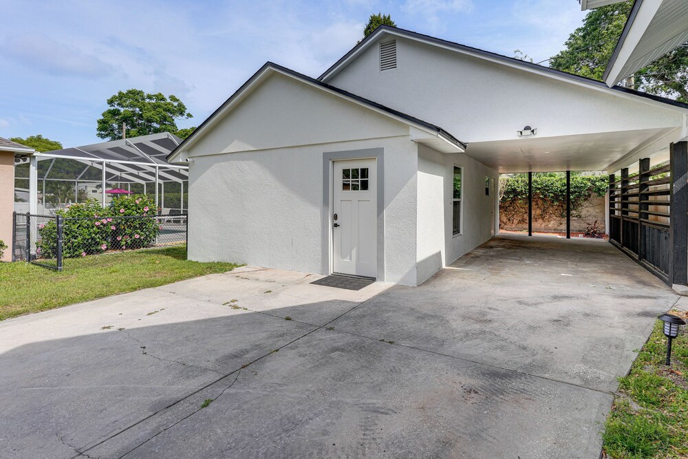 Stylish Lakeland Studio w/ Workspace