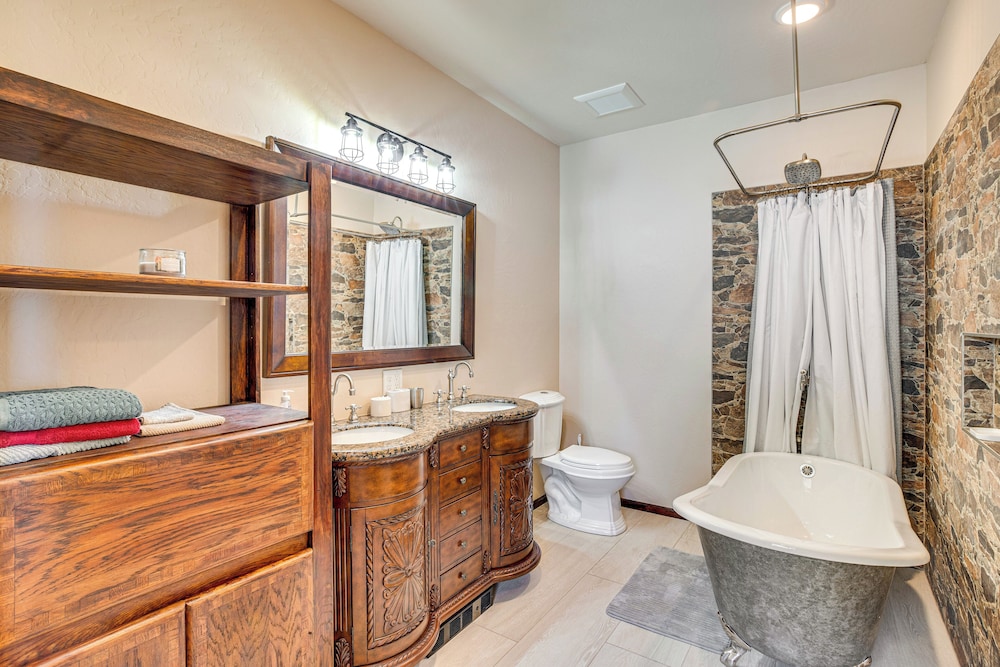 4 Mi to Black Canyon: Mtn-view Apt in Montrose!
