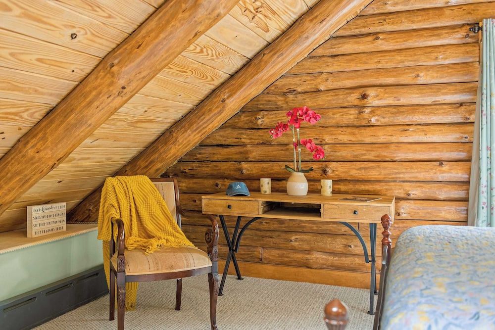 Bigwood Cabin Retreat Hot Tub, Game Room, Firepit Lounge & Private Yard