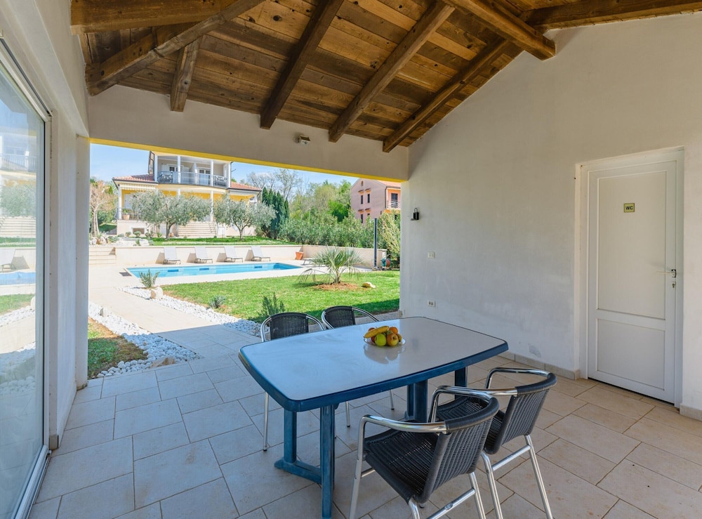 Attractive Apartment With Garden
