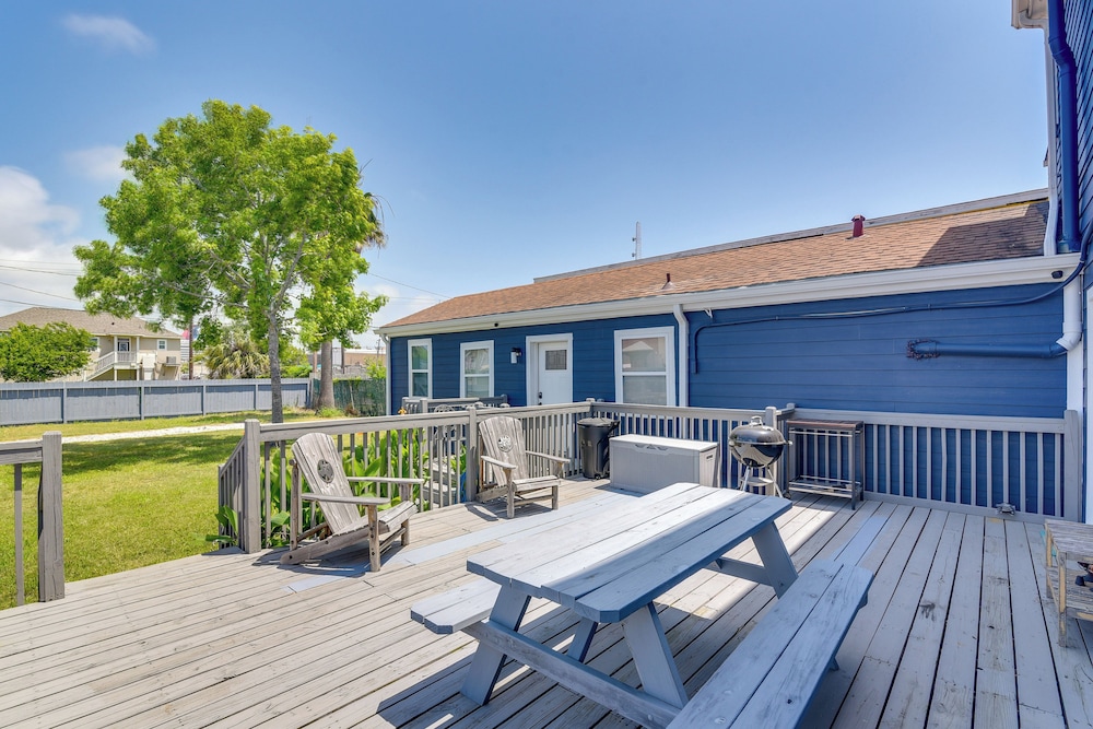1 Mi to Pleasure Pier: Walkable Home in Galveston