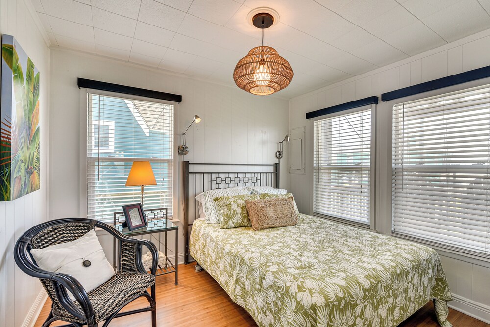 Pet-friendly Galveston Home - Walk to Beaches!