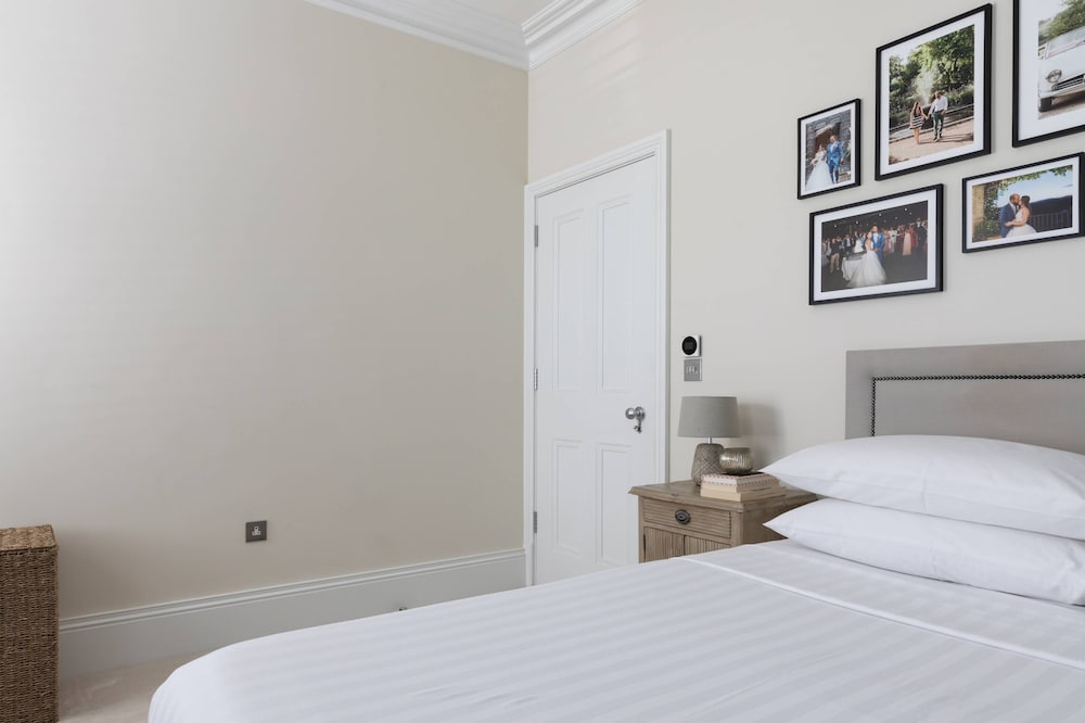 Crondace Road by Onefinestay