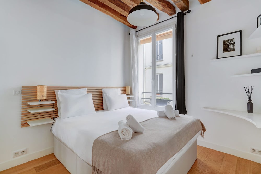 Athos I Stylish 1BR Home on the Rive Gauche