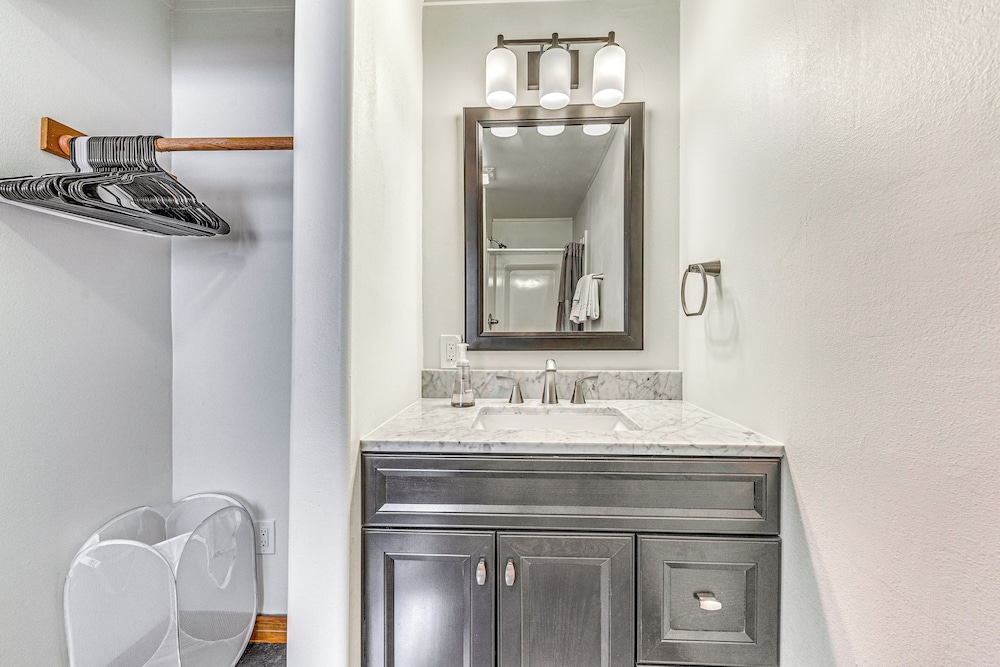 Walk to Midtown Ruidoso: Modern-rustic Cabin