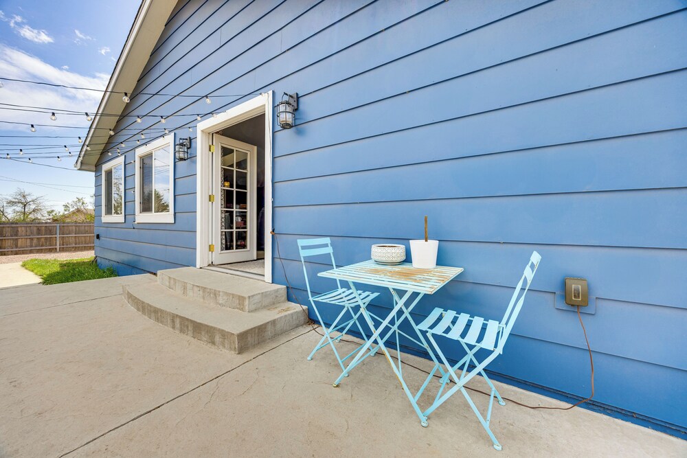 1 Mi to Attractions: Getaway w/ Mtn Views!