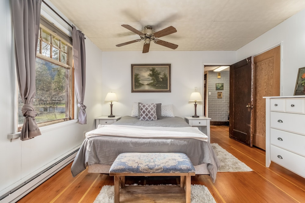 Rockwell Retreat 4 Bedroom Home by NW Comfy Cabins by RedAwning view 3