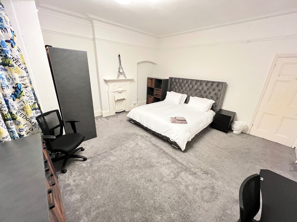 Hottub-garden-parking-sleeps10-10mintotown